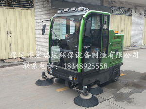 宏瑞達(dá)HRD-2000S駕駛式掃地車—山西省晉中市祁縣綜合市場(chǎng)案例