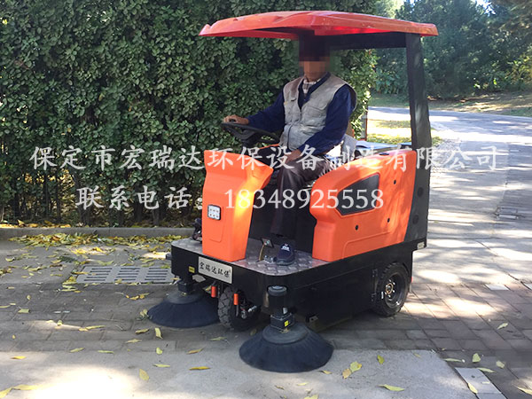 河北宏瑞達(dá)物業(yè)清掃車1450在鄭州人民公園上崗