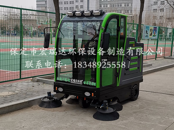 保定宏瑞達(dá)電動(dòng)清掃車在廊坊固安高級(jí)中學(xué)上崗