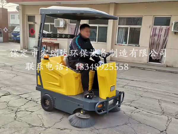 保定宏瑞達(dá)路面清掃車(chē)在河南商丘鑄造廠上崗